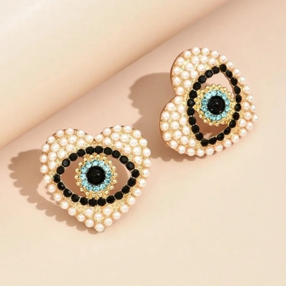 ✨NEW✨ Heart-Shaped Pearl and Black Eye Earrings